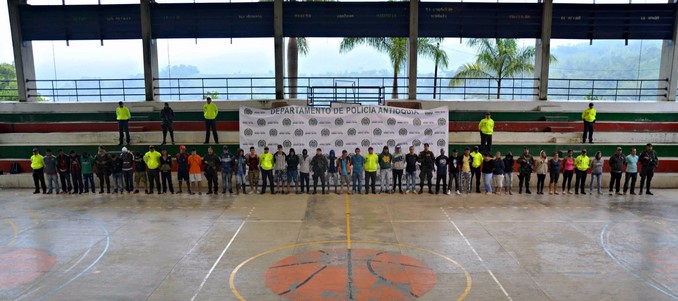 FOTOS Y AUDIO: Golpe a 'los Percherones'. La Policía arrestó a 41 presuntos integrantes de esta banda 10 Capturados presuntos integrantes de la banda 'los Percherones'.