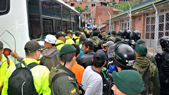 FOTOS Y AUDIO: Golpe a 'los Percherones'. La Policía arrestó a 41 presuntos integrantes de esta banda 8 Capturados presuntos integrantes de la banda 'los Percherones'.