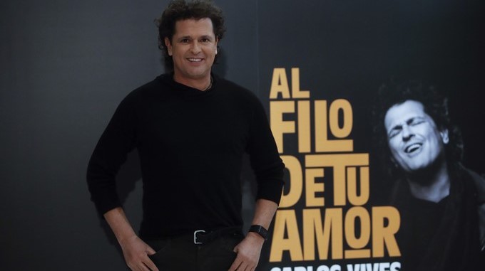 El cantante colombiano Carlos Vives posa durante una entrevista con Efe ante su próxima gira por España, coincidiendo con el enorme éxito comercial de su tema "La bicicleta" y, al mismo tiempo, con la polémica judicial avivada tras ser aceptada en un juzgado español una demanda por plagio relacionada con esa canción. EFE