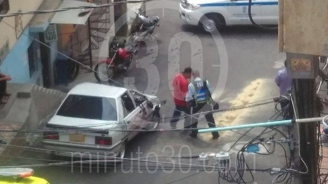 Carro volcado en Loreto.