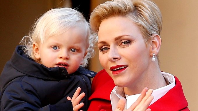 La princesa Charlene de Mónaco (d) con su hijo el príncipe Jaime (i). EFE/Archivo