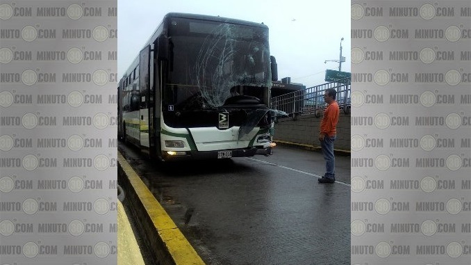 Choque de buses articulados del Metro.