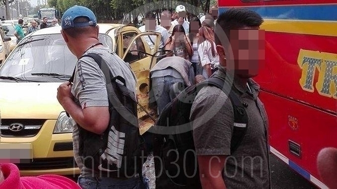 Choque de bus y taxi en El Poblado.