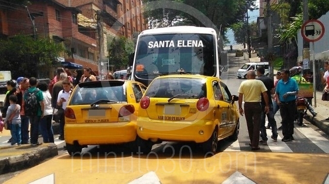 Choque de bus y taxis en Las Mellizas.