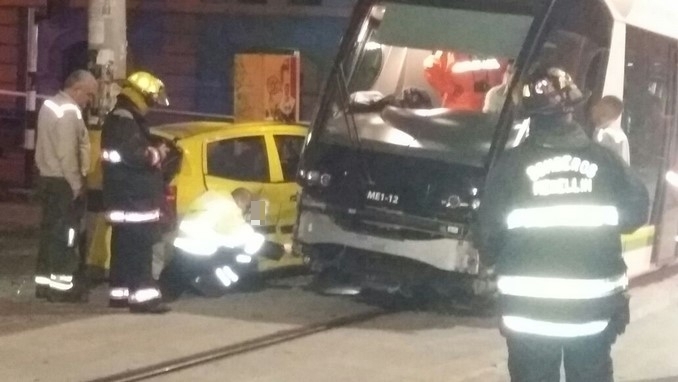 Choque de taxi y tranvía.