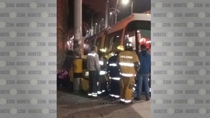 Choque de taxi y tranvía.