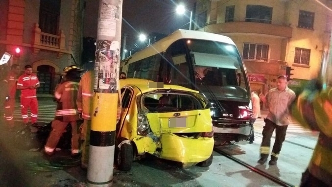 Choque de taxi y tranvía.