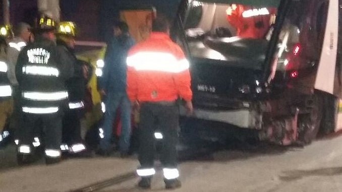 Choque de taxi y tranvía.