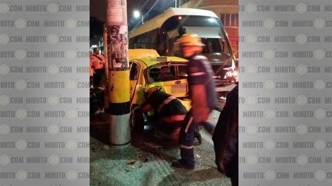 Choque de taxi y tranvía.