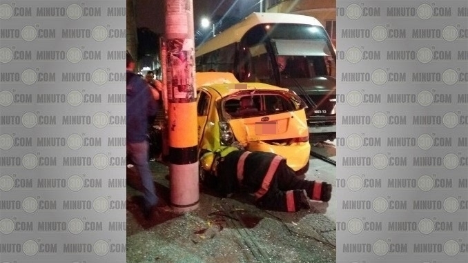 Choque de taxi y tranvía.