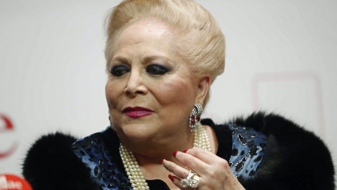 La cantante Concha Márquez Piquer, hija de Concha Piquer, posa hoy en Madrid durante la presentación de su autobiografía, en la que aborda la separación de su primer marido, Curro Romero, y el fallecimientyo de su hija menor. EFE