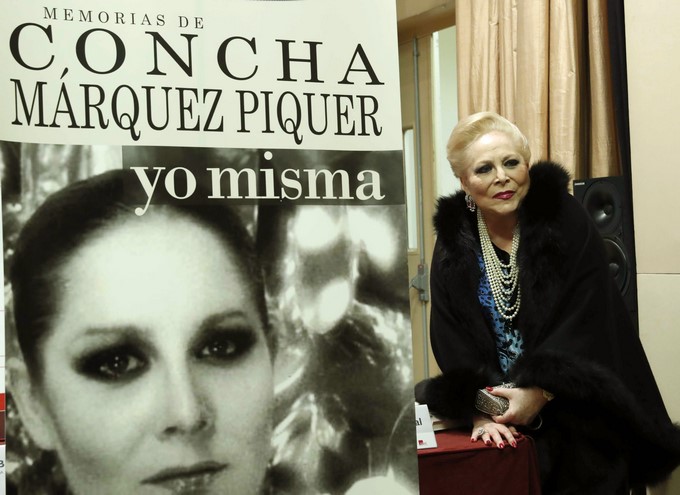 La cantante Concha Márquez Piquer, hija de Concha Piquer, posa hoy en Madrid durante la presentación de su autobiografía, en la que aborda la separación de su primer marido, Curro Romero, y el fallecimientyo de su hija menor. EFE