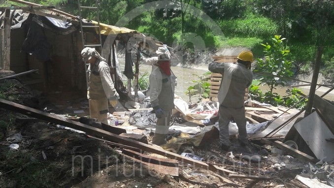 Desalojo de familias en La Iguaná.