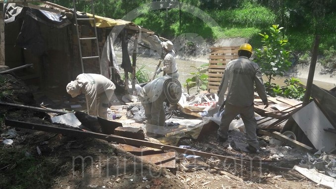 Desalojo de familias en La Iguaná.