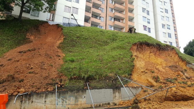 Deslizamiento de tierra afectó a una unidad residencial en Rodeo Alto