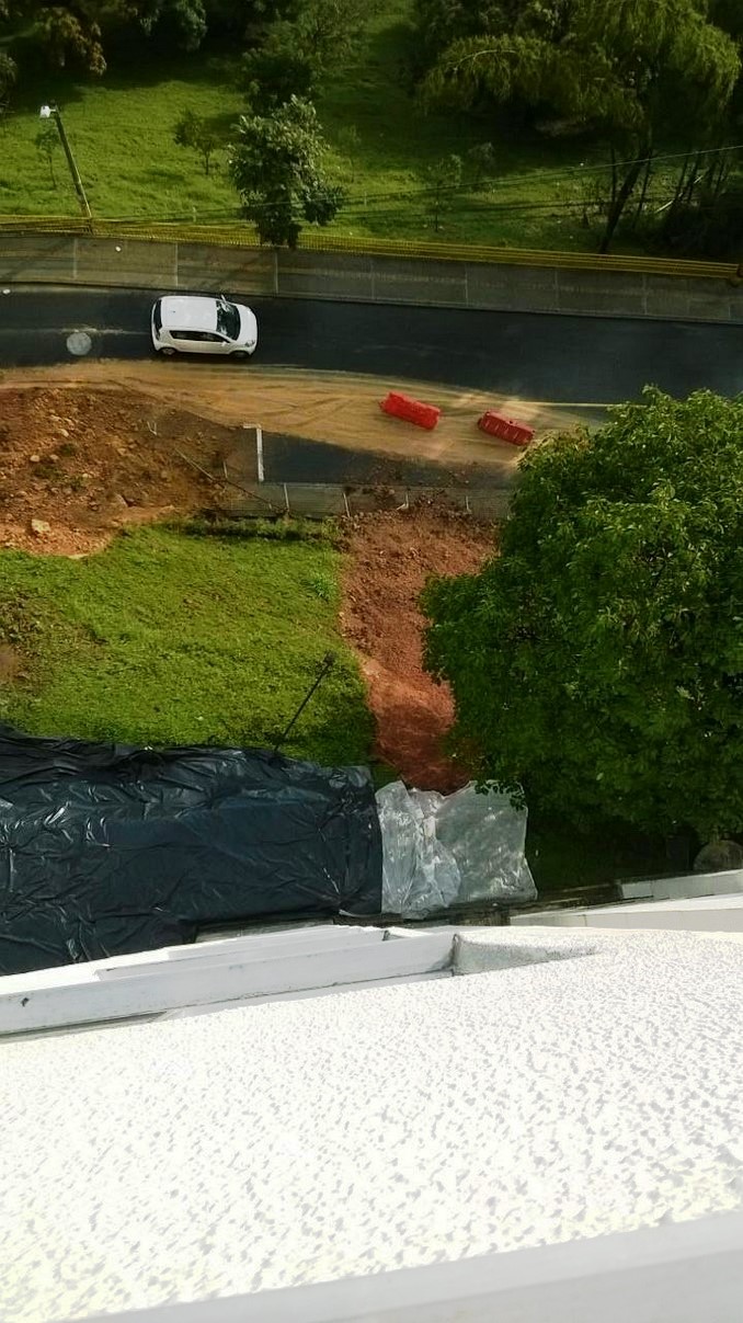 Deslizamiento de tierra afectó a una unidad residencial en Rodeo Alto