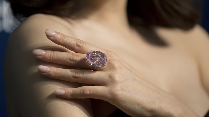 La subasta de un diamante rosado podría batir récords en Sotheby’s