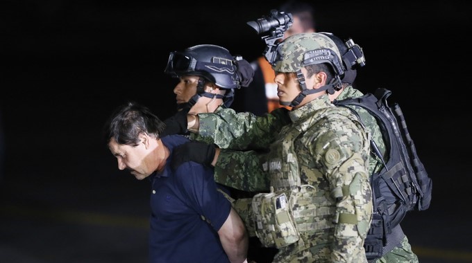 El narcotraficante Joaquín "El Chapo" Guzmán (c) el pasado 8 de enero de 2016, durante su traslado a una cárcel de máxima seguridad del Altiplano. EFE/Archivo