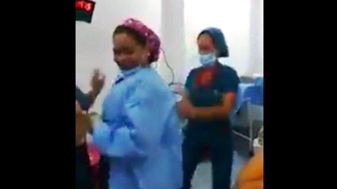 Polémica en Cartagena por enfermeras que bailan mientras preparan a un paciente para una cirugía