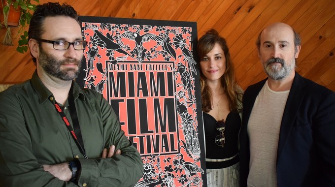 De izda. a dcha., Carlos Therón, director de cine y los actores Silvia Alonso y Javier Cámara posan para EFE en Miami (Florida). EFE