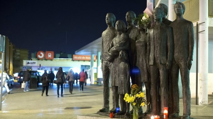Vista de la escultura de homenaje a las víctimas de los atentados del 11m de Madrid, que preside la entrada de la estación de Cercanías de Alcalá de Henares (Madrid) de donde partió uno de los trenes que fue objetivo de los terroristas. EFE/Archivo