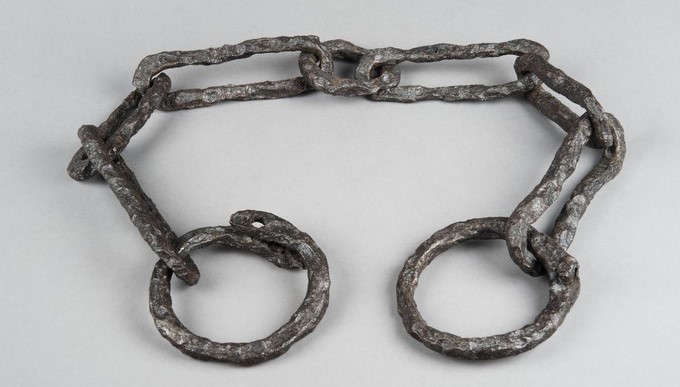 Fotografía facilitada por la Superintendencia de Bienes Culturales de Roma, de una cadena de un esclavo que forma parte de la exposición "Espartaco. Esclavos y amos en Roma", presentada hoy en el Museo del Ara Pacis de Roma. EFE