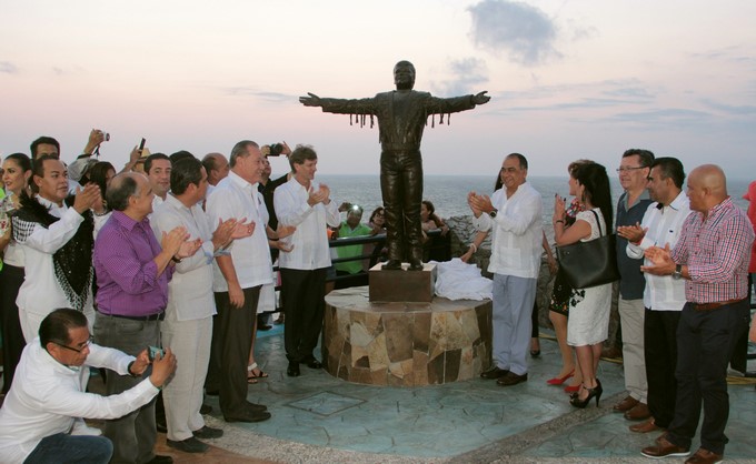 Asistentes y autoridades del Tianguis Turístico México Acapulco 2017 aplauden tras la inauguración de una escultura del cantautor mexicano Juan Gabriel este domingo, 26 de marzo de 2017, en el Teatro Sinfonía del Mar, en Acapulco (México). EFE