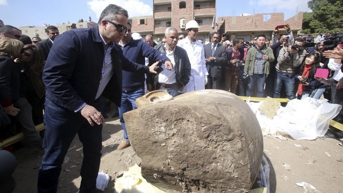 El ministro egipcio de Antigüedades Khaled Enany revisa una parte de una estatua, de la 19ª dinastía, desenterreada en el distrito de Souq al-Khamis en El Cairo (Egipto) hoy. EFE/Archivo