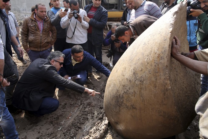 El ministro egipcio de Antigüedades, Khaled Enany (izq), inspecciona hoy la parte de una estatua desenterrada en el barrio de Souq al Khamis, en El Cairo (Egipto). efe