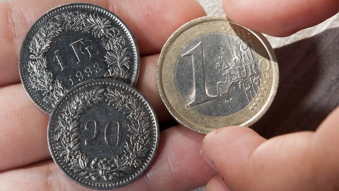 Una moneda de un franco y otra de 20 céntimos son colocadas junto a una moneda de un euro en Lausana (Suiza). EFE/Archivo