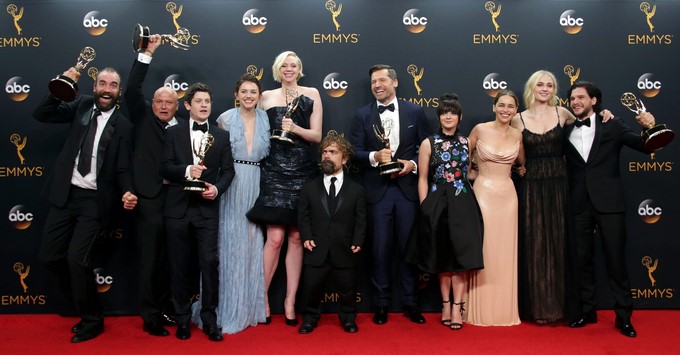 Imagen del reparto de actores de la serie "Game of Thrones", tras ganar el premio Emmy a Mejor Serie Dramática en el 2016. EFE/Archivo