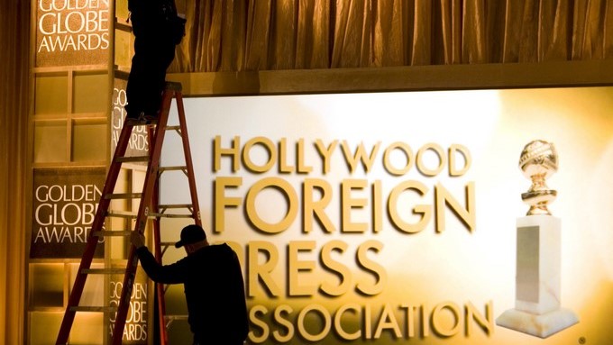 Empleados del Hotel Hilton hacen los últimos preparativos para la entrega de los Premios Globos de Oro en Beverly Hills. EFE/Archivo