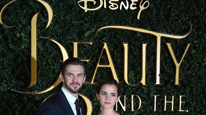 La actriz británica Emma Watson y el actor Dan Stevens ) posan a su llegada para la presentación de la película "The Beauty and the Beast", el pasado jueves 23 de febrero de 2017, en Londres (Reino Unido). EFE/Archivo