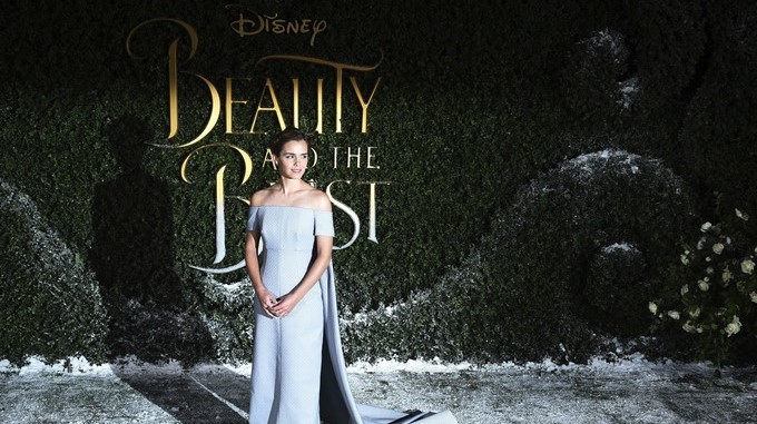 Con Emma Watson y Dan Stevens como la nueva pareja protagonista de este cuento, la obra narra el romance entre un monstruo y una joven que trata de lograr la libertad de su padre. EFE/Archivo