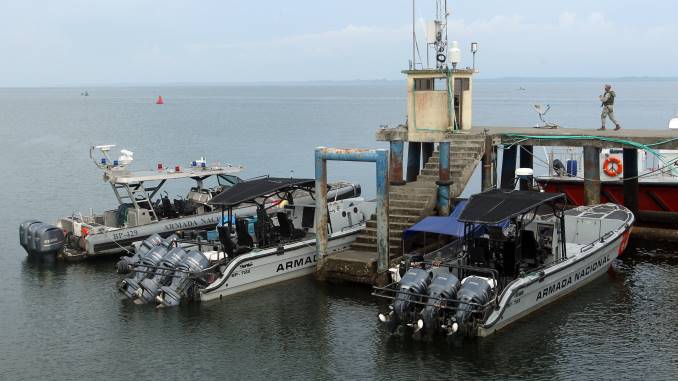 Fotografía del 7 de marzo de 2017 de una flota de lanchas rápidas de la Armada Nacional, dotadas con tecnología de punta y tres motores de 350 caballos cada uno con los cuales alcanza una velocidad de 50 nudos por hora (92,6 kilómetros) que la hacen imbatible en alta mar en Tumaco