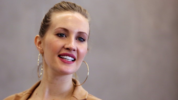 La cantante argentina Lorelei Tarón, esposa de Falcao García, habla con Efe hoy, miércoles 29 de marzo de 2017, en Bogotá (Colombia). EFE