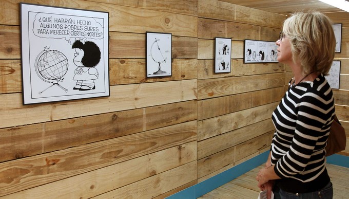 Una mujer contempla una viñeta de Mafalda en una exposición sobre sobre el personaje creado por Quino. EFE/Archivo