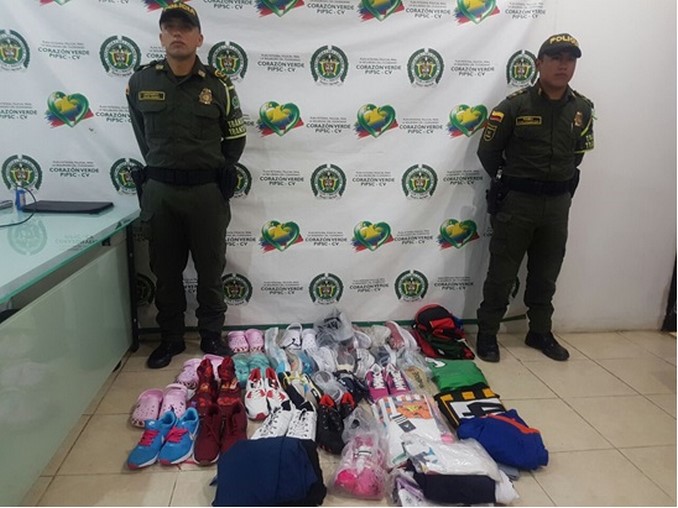 FOTO: La Policía incautó prendas de vestir y calzado de contrabando en Urabá 2 Mercancía de contrabando.