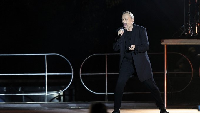 El cantante español Miguel Bose participa el 19 de febrero de 2017, durante su concierto parte de su gira "Estaré" en la explanada del Zócalo en Ciudad de México (México). EFE