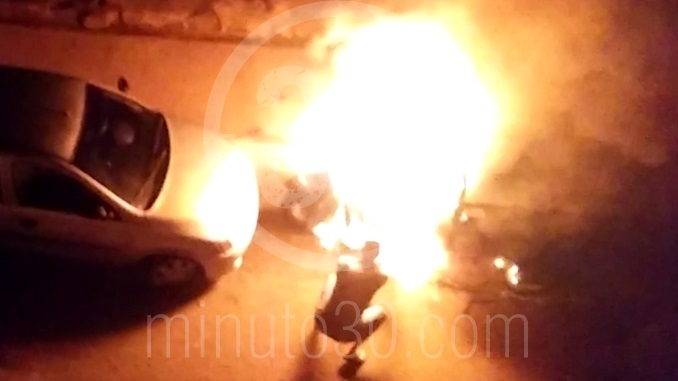 Motocarga quemada en Belén Rincón.