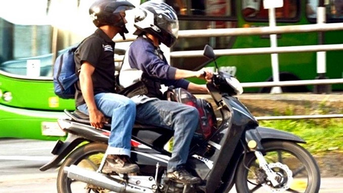 La Policía sorprendió a un adolescente conduciendo moto con una licencia falsa 1 Motociclistas.