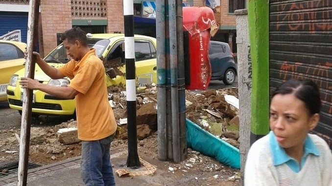 Muro cayó sobre un taxi en Bello.