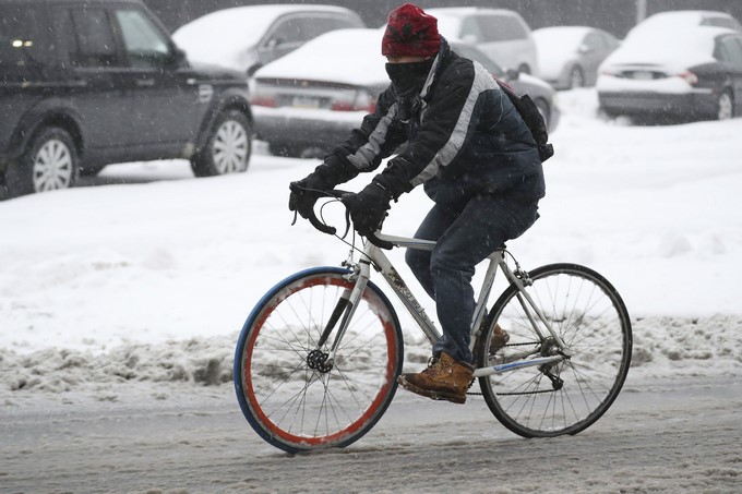 Un hombre conduce una bicicleta entre las calles nevadas de Brooklyn, en Nueva York hoy, 14 de marzo de 2017. La ciudad de Nueva York y sus alrededores se enfrentan en las próximas horas a "Stella", una gran tormenta invernal que recorrerá el noreste de EE.UU. y que, según las previsiones meteorológicas, dejará hasta 60 centímetros de nieve. EFE