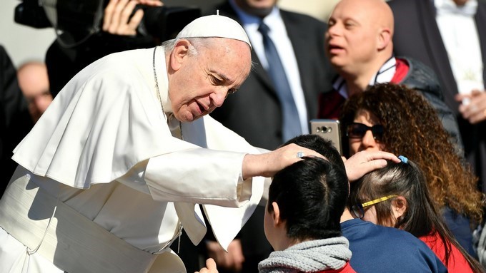 El Papa: Sueño con una Iglesia que no pase lejos de las heridas del hombre