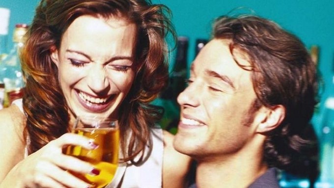 Los enamorados que beben juntos, tienden a ser más felices