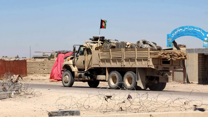 Funcionarios de seguridad patrullan durante una operación contra militantes talibanes en Afganistán.