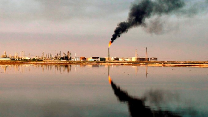 El crudo Brent baja hasta 56,16 dólares En la imagen, una refinería cerca de Umm Quasar en Basora, Irak. EFE/Archivo