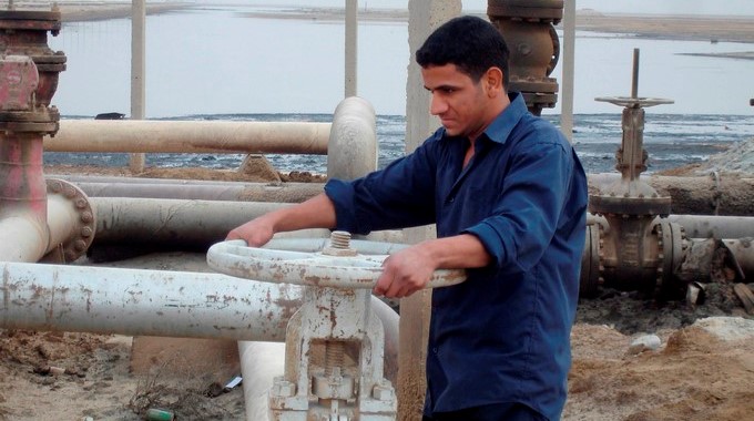 Un obrero trabaja en un oleoducto de una refinería del pueblo de Umm Quasar en Basora, Irak. EFE/Archivo