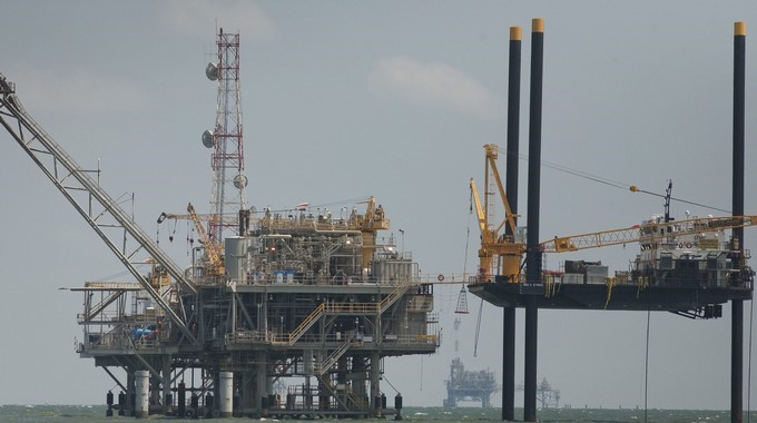 Fotografía de archivo de una torre de perforación de petróleo. EFE/Archivo