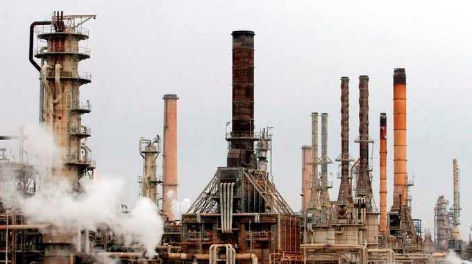En la imagen, una refinería en Irak. EFE/Archivo